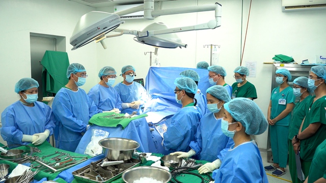 Bệnh viện Chợ Rẫy thực hiện thành công 7 ca ghép tạng trong 3 ngày, ghi dấu ca ghép phổi đầu tiên ở phía Nam- Ảnh 1.