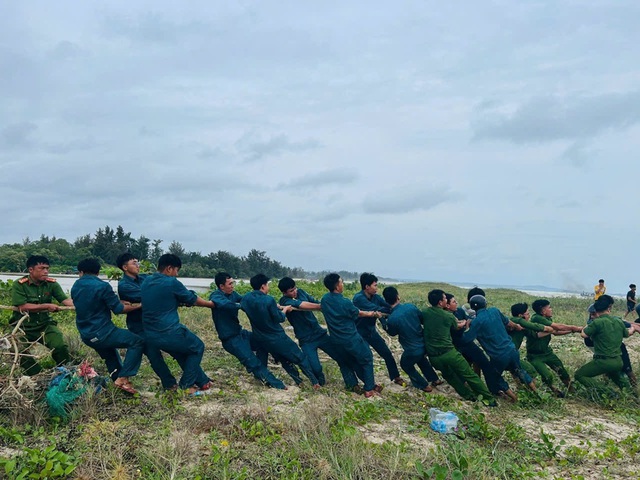 Tàu cá của ngư dân ở Lâm Đồng liên tiếp bị sóng đánh chìm- Ảnh 1.