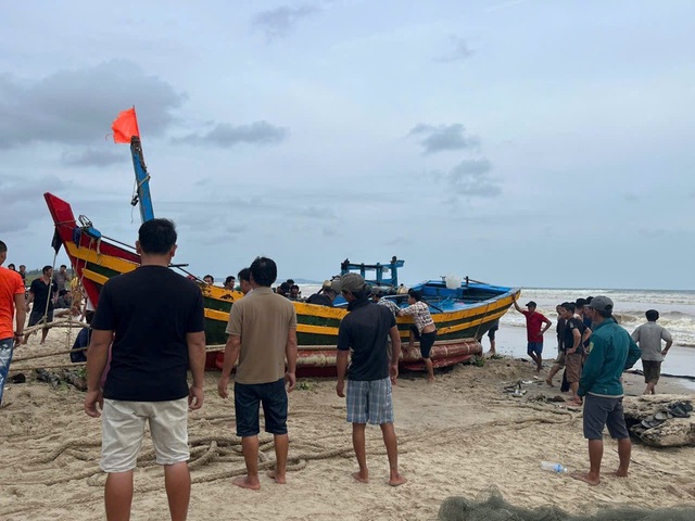 Tàu cá của ngư dân ở Lâm Đồng liên tiếp bị sóng đánh chìm- Ảnh 2.