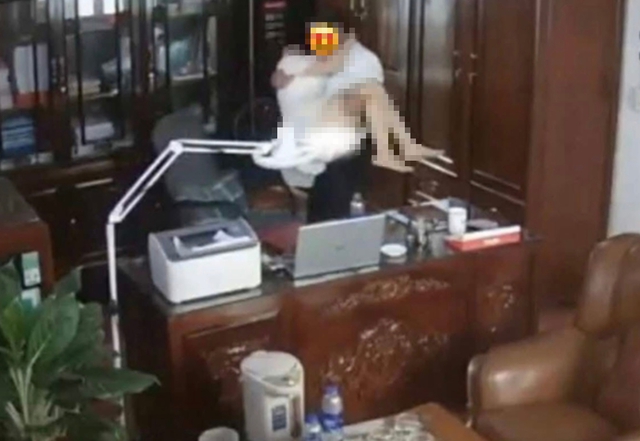 Vụ clip người đàn ông 'thân mật' với nhiều phụ nữ: Người phát tán có thể lĩnh tới 15 năm tù- Ảnh 1.