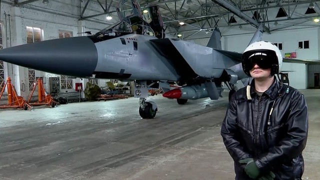 Khoảnh khắc tiêm kích Nga phóng loạt 'dao găm' Kinzhal vào căn cứ không quân Ukraine- Ảnh 1.