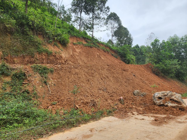 Sạt lở nghiêm trọng trên tuyến đường vào Di tích quốc gia đặc biệt Hang Con Moong- Ảnh 5. Sạt lở nghiêm trọng trên tuyến đường vào Di tích quốc gia đặc biệt Hang Con Moong- Ảnh 5.