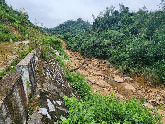 Sạt lở nghiêm trọng trên tuyến đường vào Di tích quốc gia đặc biệt Hang Con Moong- Ảnh 1. Sạt lở nghiêm trọng trên tuyến đường vào Di tích quốc gia đặc biệt Hang Con Moong- Ảnh 1.