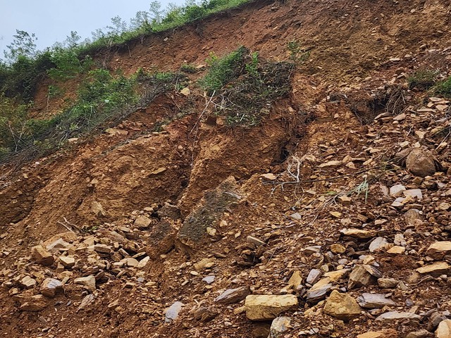 Sạt lở nghiêm trọng trên tuyến đường vào Di tích quốc gia đặc biệt Hang Con Moong- Ảnh 6. Sạt lở nghiêm trọng trên tuyến đường vào Di tích quốc gia đặc biệt Hang Con Moong- Ảnh 6.