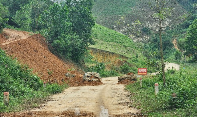 Sạt lở nghiêm trọng trên tuyến đường vào Di tích quốc gia đặc biệt Hang Con Moong- Ảnh 2. Sạt lở nghiêm trọng trên tuyến đường vào Di tích quốc gia đặc biệt Hang Con Moong- Ảnh 2.