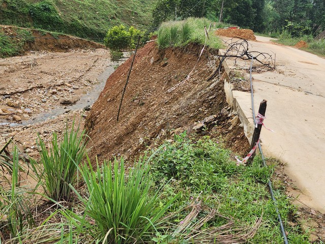 Sạt lở nghiêm trọng trên tuyến đường vào Di tích quốc gia đặc biệt Hang Con Moong- Ảnh 7. Sạt lở nghiêm trọng trên tuyến đường vào Di tích quốc gia đặc biệt Hang Con Moong- Ảnh 7.