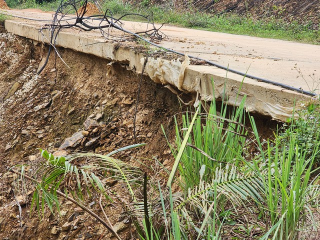 Sạt lở nghiêm trọng trên tuyến đường vào Di tích quốc gia đặc biệt Hang Con Moong- Ảnh 3. Sạt lở nghiêm trọng trên tuyến đường vào Di tích quốc gia đặc biệt Hang Con Moong- Ảnh 3.