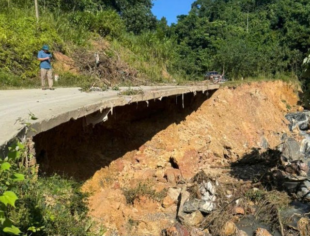 Sạt lở nghiêm trọng trên tuyến đường vào Di tích quốc gia đặc biệt Hang Con Moong- Ảnh 4. Sạt lở nghiêm trọng trên tuyến đường vào Di tích quốc gia đặc biệt Hang Con Moong- Ảnh 4.