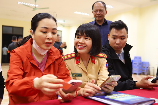 Công an Hà Nội 'đi từng ngõ, gõ từng nhà' làm sạch dữ liệu xe và bằng lái- Ảnh 4.