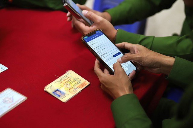 Công an Hà Nội 'đi từng ngõ, gõ từng nhà' làm sạch dữ liệu xe và bằng lái- Ảnh 3.