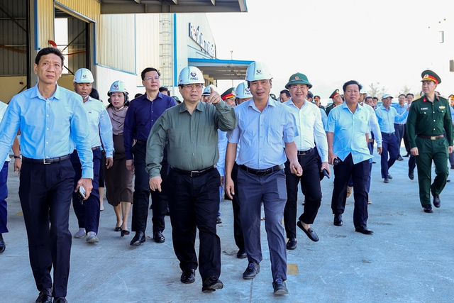 Thủ tướng: Khôi phục sản xuất, ổn định đời sống người dân vùng bão trước Tết Nguyên đán- Ảnh 1.