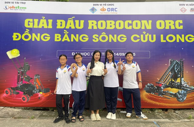 'Dù công nghệ thay đổi nhanh đến đâu, người thầy vẫn là điểm tựa giúp học trò trưởng thành'- Ảnh 1.