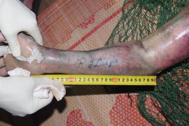 Truy tìm tung tích nạn nhân nổi trên sông, trên tay xăm chữ 'I love you'- Ảnh 1.