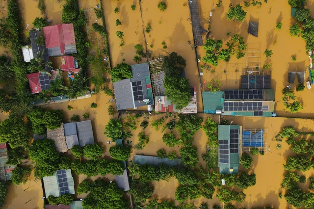 Mưa lớn, lũ các sông miền Trung lên nhanh gây nguy cơ ngập nhiều nơi- Ảnh 2. Mưa lớn, lũ các sông miền Trung lên nhanh gây nguy cơ ngập nhiều nơi- Ảnh 2.