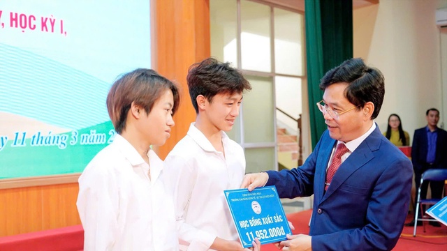 Người thầy 'mở lối' tương lai cho học sinh vùng cao Tây Bắc- Ảnh 3.