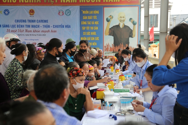 Thứ trưởng Bộ Y tế tham dự chương trình khám bệnh và tặng quà tại Nghệ An- Ảnh 20. Thứ trưởng Bộ Y tế tham dự chương trình khám bệnh và tặng quà tại Nghệ An- Ảnh 20.