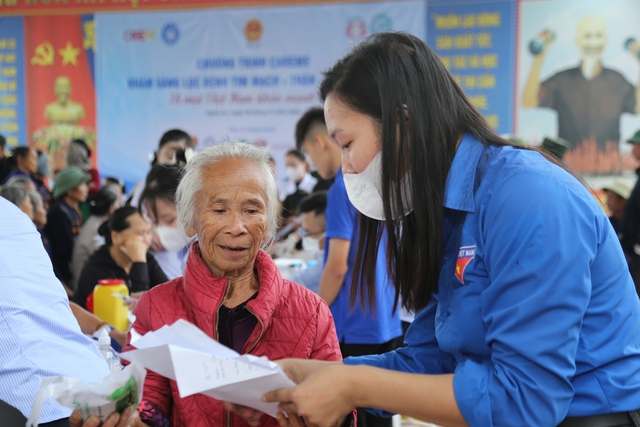 Thứ trưởng Bộ Y tế tham dự chương trình khám bệnh và tặng quà tại Nghệ An- Ảnh 23. Thứ trưởng Bộ Y tế tham dự chương trình khám bệnh và tặng quà tại Nghệ An- Ảnh 23.