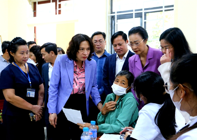 Thứ trưởng Bộ Y tế tham dự chương trình khám bệnh và tặng quà tại Nghệ An- Ảnh 9. Thứ trưởng Bộ Y tế tham dự chương trình khám bệnh và tặng quà tại Nghệ An- Ảnh 9.