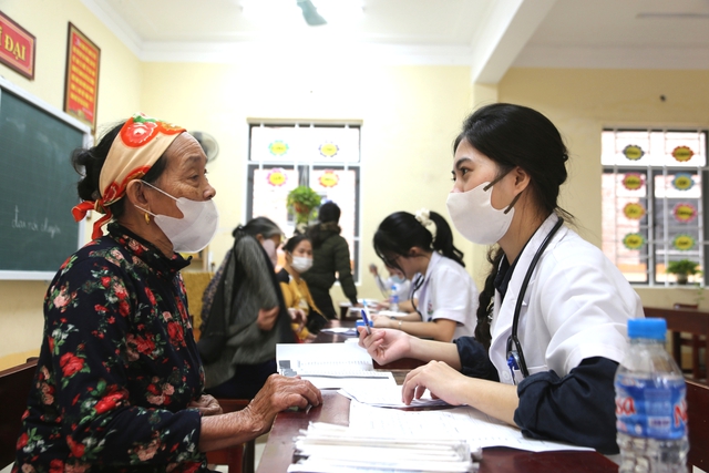 Thứ trưởng Bộ Y tế tham dự chương trình khám bệnh và tặng quà tại Nghệ An- Ảnh 12. Thứ trưởng Bộ Y tế tham dự chương trình khám bệnh và tặng quà tại Nghệ An- Ảnh 12.