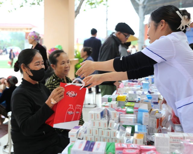Thứ trưởng Bộ Y tế tham dự chương trình khám bệnh và tặng quà tại Nghệ An- Ảnh 16. Thứ trưởng Bộ Y tế tham dự chương trình khám bệnh và tặng quà tại Nghệ An- Ảnh 16.