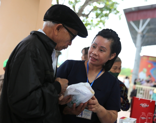 Thứ trưởng Bộ Y tế tham dự chương trình khám bệnh và tặng quà tại Nghệ An- Ảnh 17. Thứ trưởng Bộ Y tế tham dự chương trình khám bệnh và tặng quà tại Nghệ An- Ảnh 17.