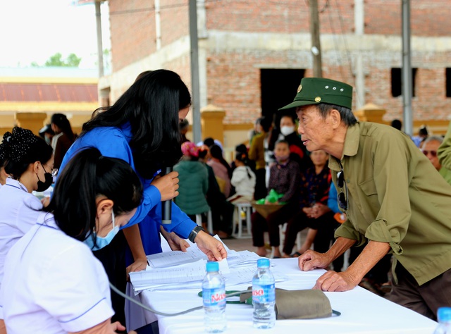 Thứ trưởng Bộ Y tế tham dự chương trình khám bệnh và tặng quà tại Nghệ An- Ảnh 14. Thứ trưởng Bộ Y tế tham dự chương trình khám bệnh và tặng quà tại Nghệ An- Ảnh 14.