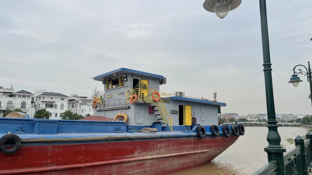 Hải Phòng: Sà lan đâm gãy nhiều cột đèn đường trên sông Tam Bạc- Ảnh 5. Hải Phòng: Sà lan đâm gãy nhiều cột đèn đường trên sông Tam Bạc- Ảnh 5.