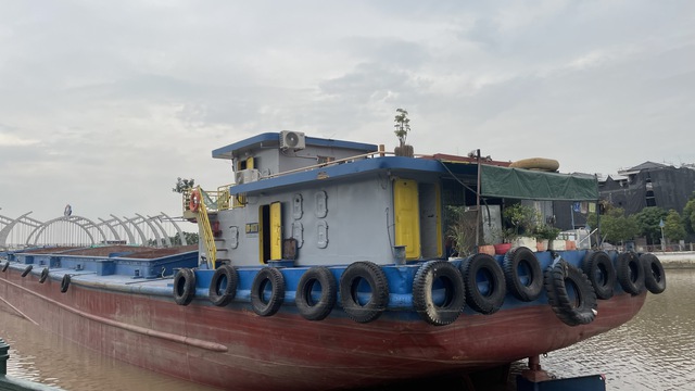 Hải Phòng: Sà lan đâm gãy nhiều cột đèn đường trên sông Tam Bạc- Ảnh 2. Hải Phòng: Sà lan đâm gãy nhiều cột đèn đường trên sông Tam Bạc- Ảnh 2.