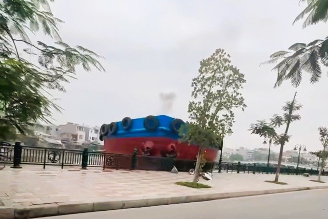 Hải Phòng: Sà lan đâm gãy nhiều cột đèn đường trên sông Tam Bạc- Ảnh 1. Hải Phòng: Sà lan đâm gãy nhiều cột đèn đường trên sông Tam Bạc- Ảnh 1.