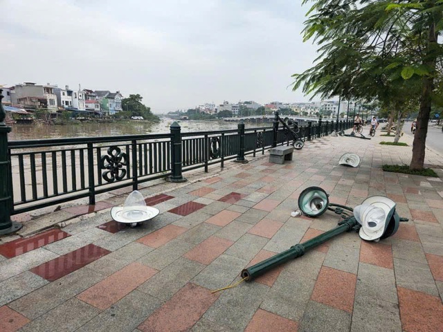 Hải Phòng: Sà lan đâm gãy nhiều cột đèn đường trên sông Tam Bạc- Ảnh 4. Hải Phòng: Sà lan đâm gãy nhiều cột đèn đường trên sông Tam Bạc- Ảnh 4.