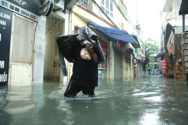 Đợt mưa lớn xối xả ở miền Trung kéo dài đến khi nào?- Ảnh 2. Đợt mưa lớn xối xả ở miền Trung kéo dài đến khi nào?- Ảnh 2.