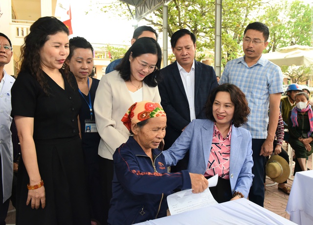 Thứ trưởng Bộ Y tế tham dự chương trình khám bệnh và tặng quà tại Nghệ An- Ảnh 2. Thứ trưởng Bộ Y tế tham dự chương trình khám bệnh và tặng quà tại Nghệ An- Ảnh 2.