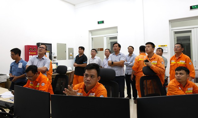 Lãnh đạo cùng nhiều cán bộ công nhân viên EVNNPT trắng đêm trực ứng phó với bão số 10- Ảnh 1.