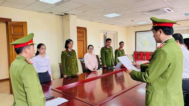 Khởi tố 4 người làm sai thiết kế lan can đá bờ sông Hồng sau bão Yagi- Ảnh 2. Khởi tố 4 người làm sai thiết kế lan can đá bờ sông Hồng sau bão Yagi- Ảnh 2.