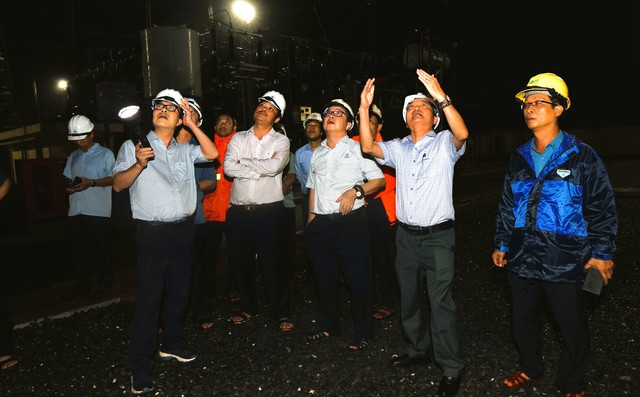 Lãnh đạo cùng nhiều cán bộ công nhân viên EVNNPT trắng đêm trực ứng phó với bão số 10- Ảnh 3.