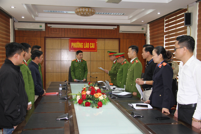 Khởi tố 4 người làm sai thiết kế lan can đá bờ sông Hồng sau bão Yagi- Ảnh 1. Khởi tố 4 người làm sai thiết kế lan can đá bờ sông Hồng sau bão Yagi- Ảnh 1.