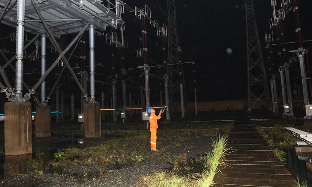 Lãnh đạo cùng nhiều cán bộ công nhân viên EVNNPT trắng đêm trực ứng phó với bão số 10- Ảnh 4.