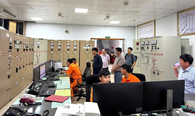 Lãnh đạo cùng nhiều cán bộ công nhân viên EVNNPT trắng đêm trực ứng phó với bão số 10- Ảnh 5.