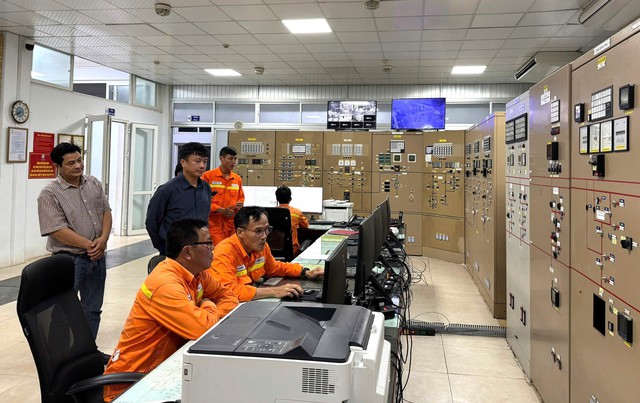 Lãnh đạo cùng nhiều cán bộ công nhân viên EVNNPT trắng đêm trực ứng phó với bão số 10- Ảnh 6.