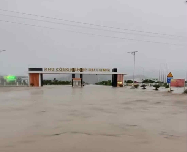 Hồ Sông Cái lớn nhất tỉnh Khánh Hoà vượt mực nước thiết kế, mở 5 cửa van xả lũ- Ảnh 2. Hồ Sông Cái lớn nhất tỉnh Khánh Hoà vượt mực nước thiết kế, mở 5 cửa van xả lũ- Ảnh 2.