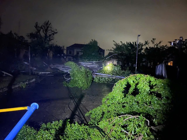 Lốc xoáy tàn phá trong đêm, nhà cửa tốc mái, cây cối đổ la liệt- Ảnh 1. Lốc xoáy tàn phá trong đêm, nhà cửa tốc mái, cây cối đổ la liệt- Ảnh 1.