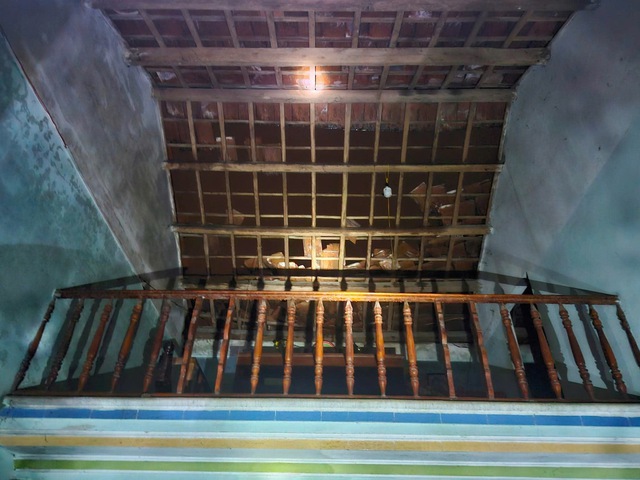 Lốc xoáy tàn phá trong đêm, nhà cửa tốc mái, cây cối đổ la liệt- Ảnh 4. Lốc xoáy tàn phá trong đêm, nhà cửa tốc mái, cây cối đổ la liệt- Ảnh 4.