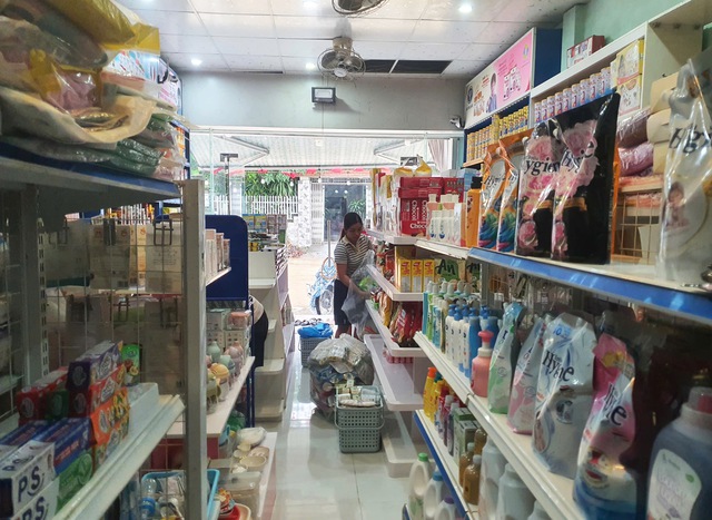 Người dân Đà Nẵng lại tất tả chạy lũ lần 5- Ảnh 2. Người dân Đà Nẵng lại tất tả chạy lũ lần 5- Ảnh 2.