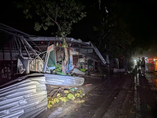 Lốc xoáy tàn phá trong đêm, nhà cửa tốc mái, cây cối đổ la liệt- Ảnh 5. Lốc xoáy tàn phá trong đêm, nhà cửa tốc mái, cây cối đổ la liệt- Ảnh 5.