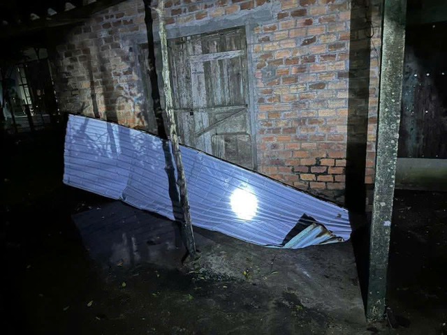 Lốc xoáy tàn phá trong đêm, nhà cửa tốc mái, cây cối đổ la liệt- Ảnh 6. Lốc xoáy tàn phá trong đêm, nhà cửa tốc mái, cây cối đổ la liệt- Ảnh 6.