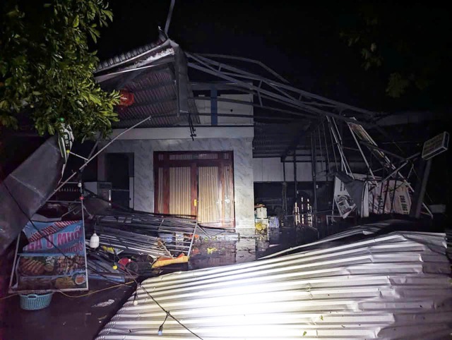 Lốc xoáy tàn phá trong đêm, nhà cửa tốc mái, cây cối đổ la liệt- Ảnh 7. Lốc xoáy tàn phá trong đêm, nhà cửa tốc mái, cây cối đổ la liệt- Ảnh 7.