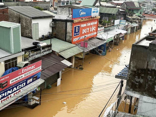 Người dân Đà Nẵng lại tất tả chạy lũ lần 5- Ảnh 6. Người dân Đà Nẵng lại tất tả chạy lũ lần 5- Ảnh 6.