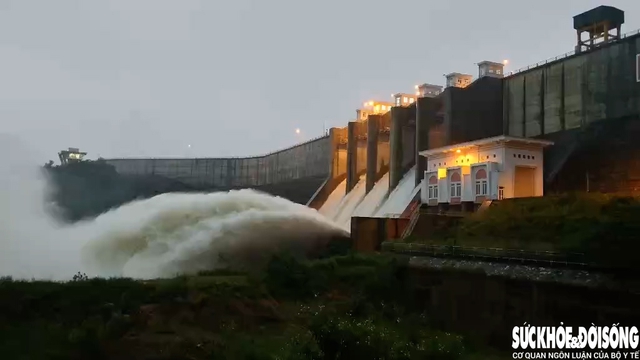Hồ Sông Cái lớn nhất tỉnh Khánh Hoà vượt mực nước thiết kế, mở 5 cửa van xả lũ- Ảnh 1. Hồ Sông Cái lớn nhất tỉnh Khánh Hoà vượt mực nước thiết kế, mở 5 cửa van xả lũ- Ảnh 1.
