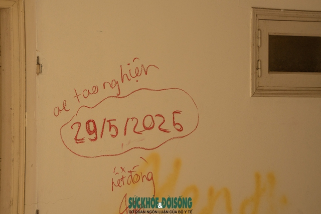 Hà Nội: Cận cảnh khu nhà tái định cư hoang tàn sau hơn 10 năm hoàn thành- Ảnh 6. Hà Nội: Cận cảnh khu nhà tái định cư hoang tàn sau hơn 10 năm hoàn thành- Ảnh 6.