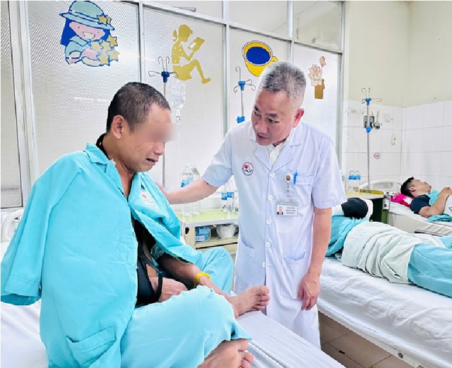 Trắng đêm cấp cứu, điều trị kịp thời cho nạn nhân trong vụ sạt lở đèo ở Khánh Hòa- Ảnh 3. Trắng đêm cấp cứu, điều trị kịp thời cho nạn nhân trong vụ sạt lở đèo ở Khánh Hòa- Ảnh 3.